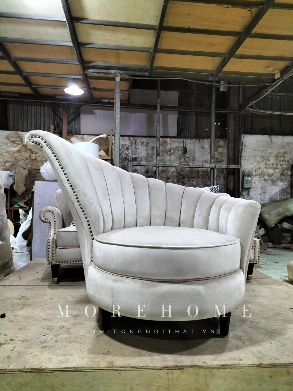 Sofa đơn phong cách tân cổ điện khung gỗ tự nhiên bọc nỉ cao cấp phù hợp với biệt thự hoặc chung cư cao cáp diện tích rộng.